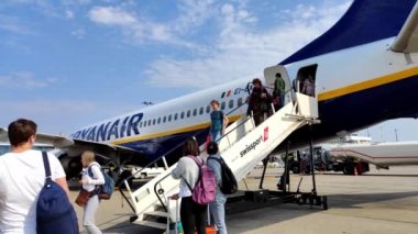 Berlin, Almanya - 30 Ağustos 2019. Schonefeld Havaalanı. İnsanlar iner.