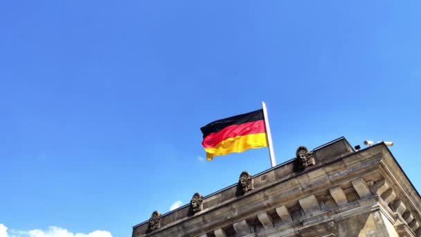 BERLIN, ALLEMAGNE - 26 AOÛT 2019. Drapeau de Berlin sur le Reichstag — Video