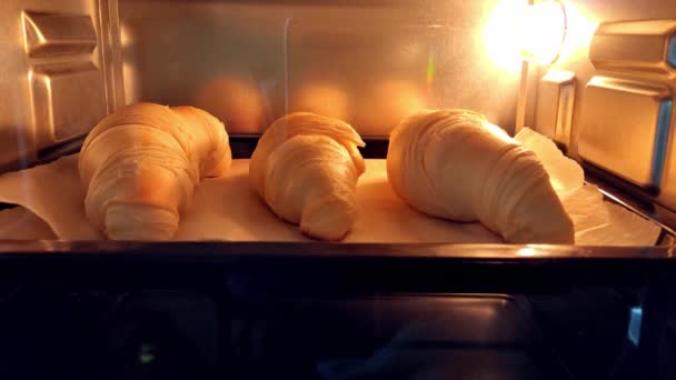 Tiro mais rápido de croissants de cozimento no forno . — Vídeo de Stock