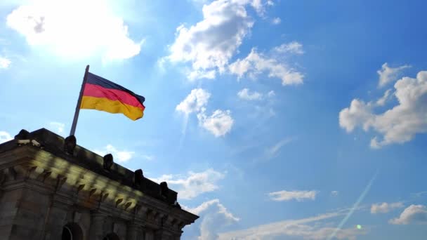 BERLIN, ALLEMAGNE - 26 AOÛT 2019. Drapeau de Berlin sur le Reichstag — Video
