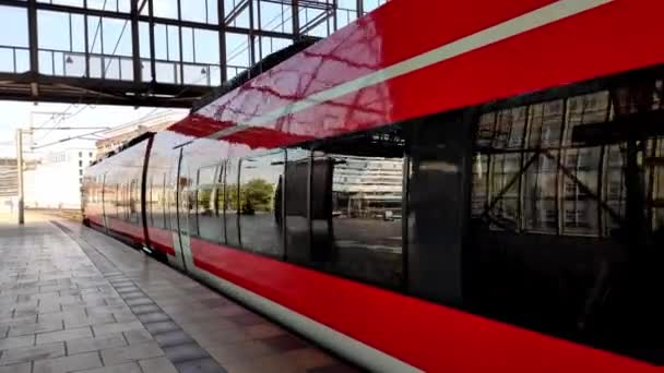 Hochgeschwindigkeitszug in Berlin. abfahrender Zug. — Stockvideo