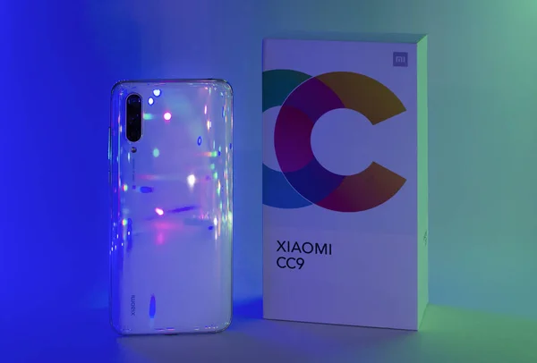 RUSIA - 30 de agosto de 2019. Teléfono blanco Xiaomi. Tendencia neón — Foto de Stock