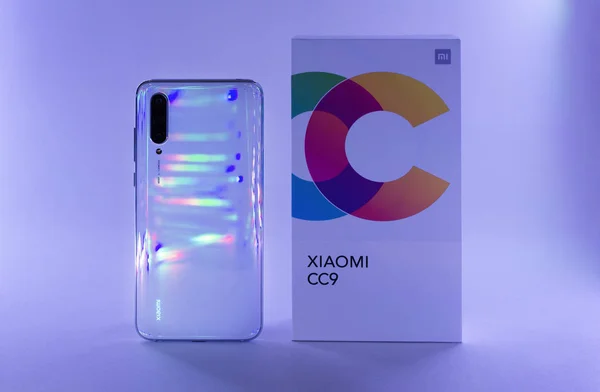 RUSSIA - 30 agosto 2019. Telefono bianco Xiaomi. Neon tendenza — Foto Stock