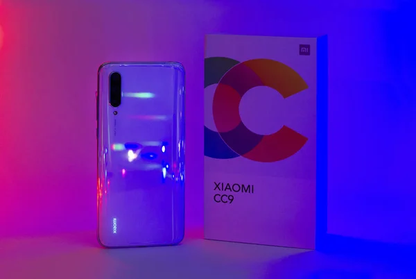 RUSIA - 30 de agosto de 2019. Teléfono blanco Xiaomi. Tendencia neón — Foto de Stock