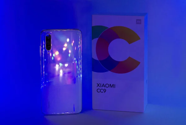 RUSIA - 30 de agosto de 2019. Teléfono blanco Xiaomi. Tendencia neón — Foto de Stock