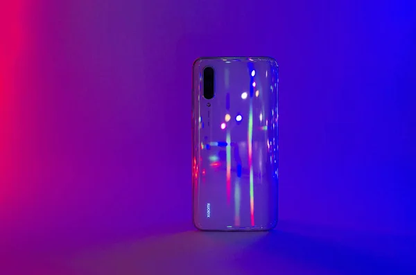 Xiaomi mi9 lite cc9 weißes Telefon. Neon — Stockfoto