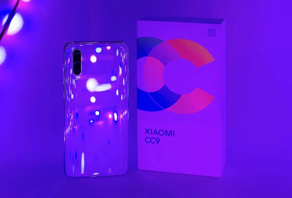 RUSIA - 30 de agosto de 2019. Teléfono blanco Xiaomi. Tendencia neón — Foto de Stock