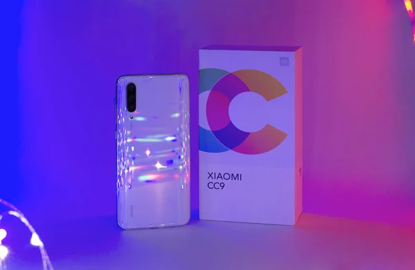 RUSIA - 30 de agosto de 2019. Teléfono blanco Xiaomi. Tendencia neón — Foto de Stock