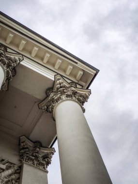 Korint tarikatı. Binanın sütunları. Aşağıdan görüntüle.