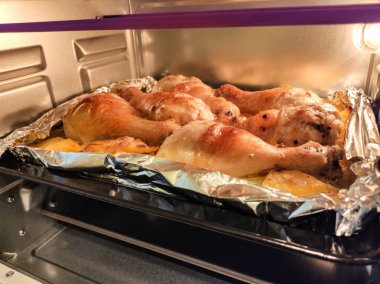 Fırında tavuk bacakları. Patates garnitür. Fırında pişirme.