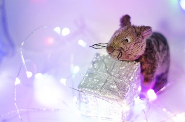 Oyuncak farenin bir yeteneği var. Yeni Yıl 2020.
