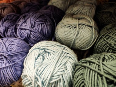 Çok renkli iplik. Farklı tonları. Yumuşak. Alışveriş için