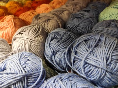 Çok renkli iplik. Farklı tonları. Yumuşak. Alışveriş için