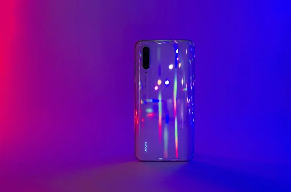 Xiaomi Mi9 lite CC9 teléfono blanco. Neón — Foto de Stock