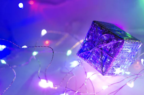 O presente de Ano Novo. Fundo colorido néon. Blur Close-up . — Fotografia de Stock