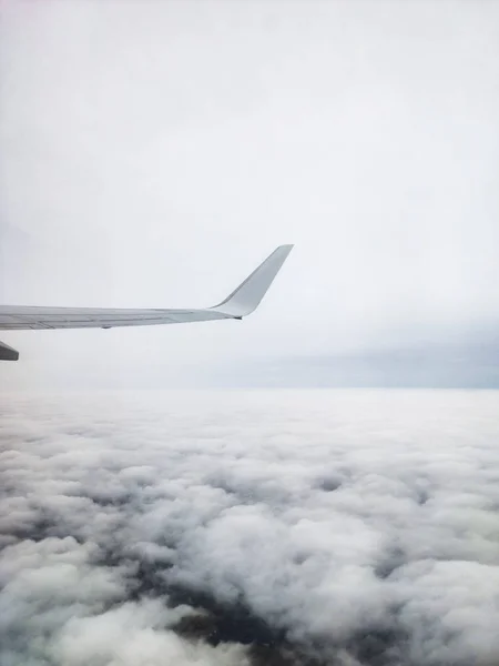 La vista desde la ventana del avión. Nubes alcanzaron el cielo . — Foto de Stock