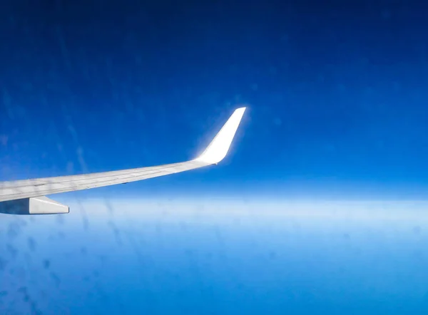 La vista desde la ventana del avión. Cielo azul. Frost es visible — Foto de Stock