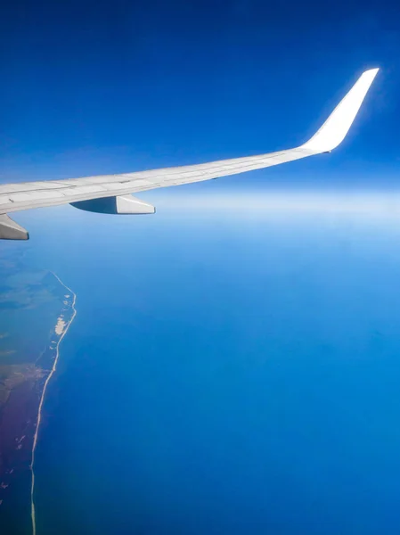 La vista desde la ventana del avión. Cielo azul . — Foto de Stock