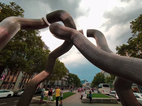 Escultura Berlín. Símbolo de la división de Berlín de la posguerra. En forma de cadenas rotas . — Foto de Stock