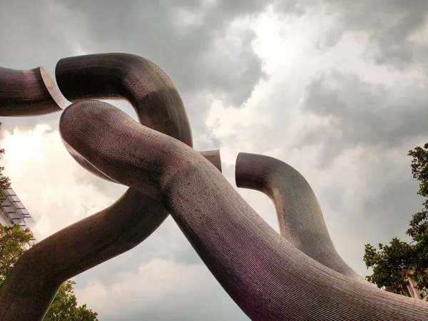 Sculpture Berlin . Symbol of the post-war division of Berlin. In the form of broken chains. — Stock Photo, Image
