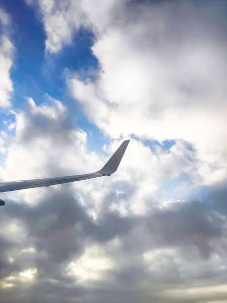 La vista desde la ventana del avión. Cielo azul y nubes . — Foto de Stock