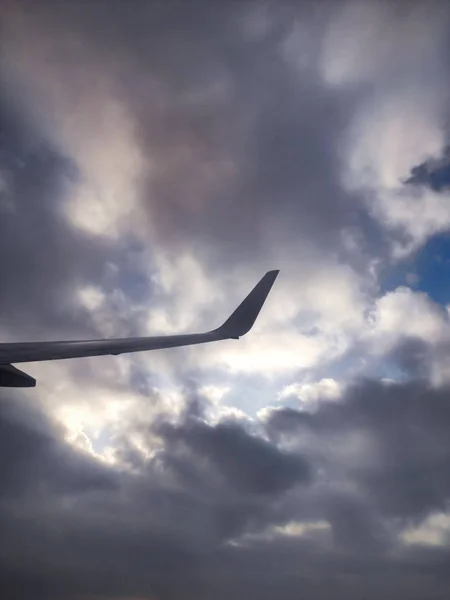 La vista desde la ventana del avión. Cielo azul y nubes . — Foto de Stock