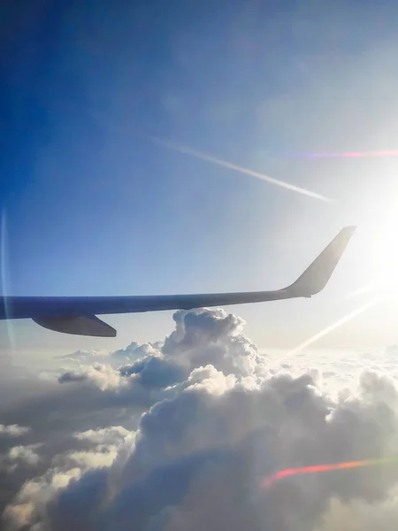 La vista desde la ventana del avión. Cielo azul y nubes . — Foto de Stock