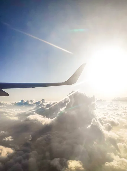 La vista desde la ventana del avión. Cielo azul y nubes . — Foto de Stock