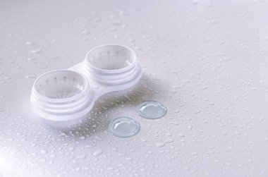 Contact lenses. Case close-up. Lenses lie oyadom.