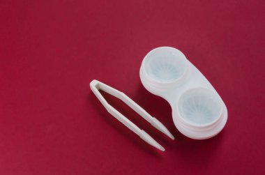 Contact lenses. Case for storage with tongs.
