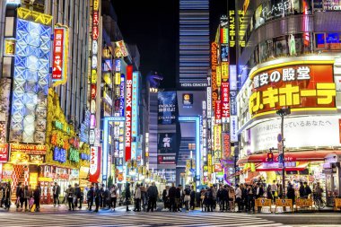 Neon işaret aydınlatmak Tokyos Shinjuku mahalle geceleri meşgul.