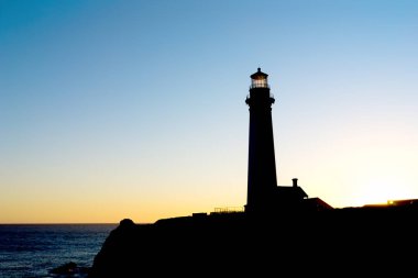 Deniz feneri siluet renkli gün batımı, Kaliforniya sahili ile