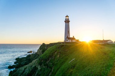 Deniz feneri günbatımı - tarihi güvercin noktası deniz feneri - California, ABD
