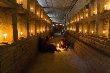 Acemi Budist Rahipler Antik Bagan Tapınağı Içinde Çalışma - Myanmar