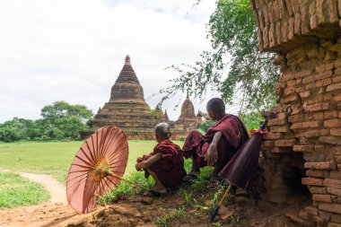 Budist Rahipler dinlenme ve Eski Bagan, Myanmar antik bir tapınak hayran