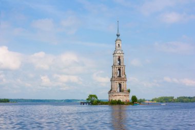Kalyazin Çan Kulesi (Volga Nehri üzerinde Uglich baraj gölünün suları üzerinde Belfry sular altında) Manastırı, Aziz Nikolaos, eski şehir Kalyazin, Tver Oblastı, Rusya karşısında olarak