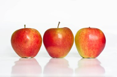 Beyaz arka planda izole üç kırmızı elma