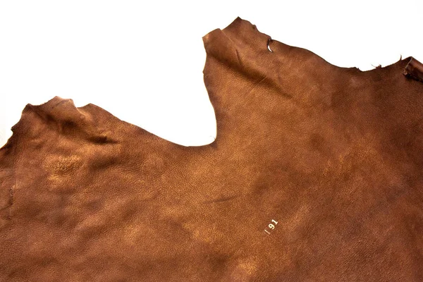一件天然棕色皮革 皮革工艺材料 复制空间 顶部视图 手工工艺 白色隔离 — 图库照片
