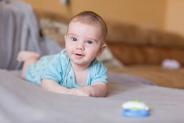 Bambino Felice Trova Sul Divano Sorride Dolcemente — Foto Stock