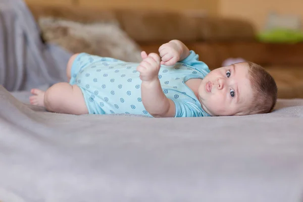 Bambino Felice Trova Sul Divano Sorride Dolcemente — Foto Stock