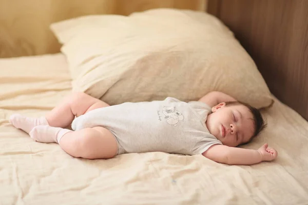 Incantevole Bambino Sul Letto Che Dorme Dolcemente Tra Cuscini — Foto Stock