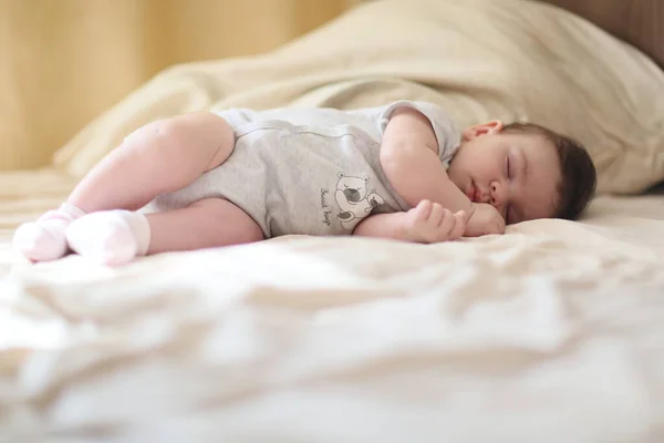 Incantevole Bambino Sul Letto Che Dorme Dolcemente Tra Cuscini — Foto Stock