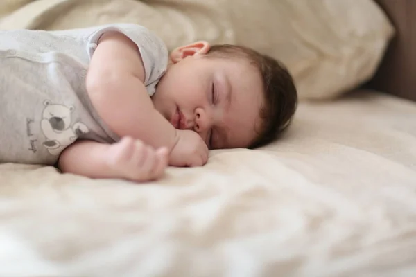 Incantevole Bambino Sul Letto Che Dorme Dolcemente Tra Cuscini — Foto Stock