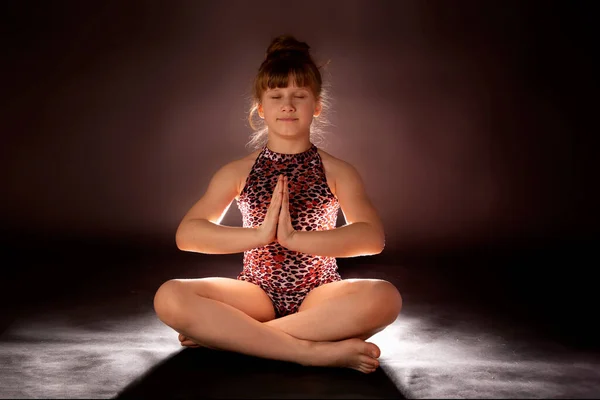 Una Bambina Nella Posizione Lotus Costume Leopardo Che Pratica Yoga — Foto Stock