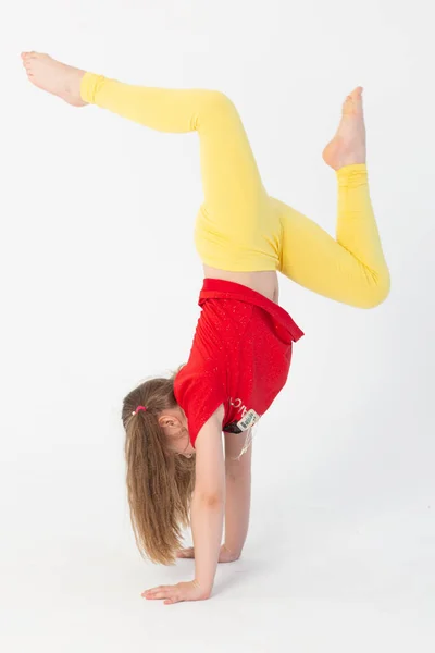 Una Ragazza Atleta Ballerina Trova Sulle Sue Mani Testa Giù — Foto Stock