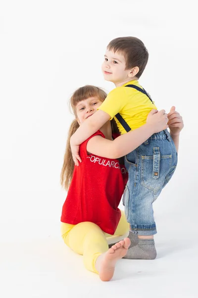 Hermano Pequeño Hermana Niño Niña Abrazando Riendo Alegremente Sobre Fondo — Foto de Stock