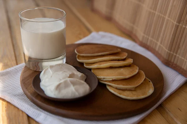 Ekşi Kremalı Krep Bir Bardak Süt — Stok fotoğraf