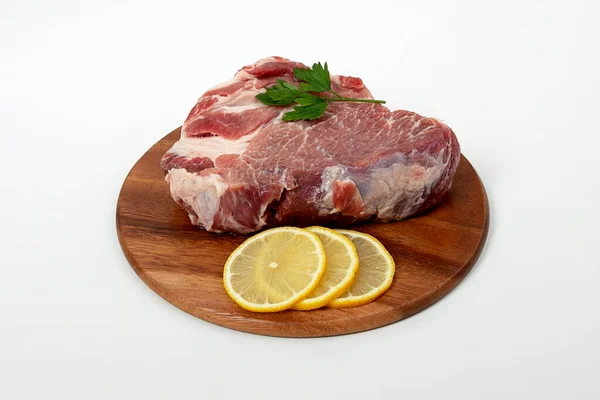 Tahta sırtında çiğ et parçası. 