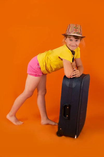 Uma Linda Menina Feliz Chapéu Chapéu Panamá Viaja Com Uma — Fotografia de Stock