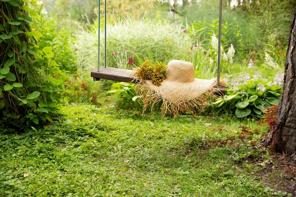 Straw Hat Swing Yellow Flowers Natural Green Background Concept Rest — Stock Photo, Image
